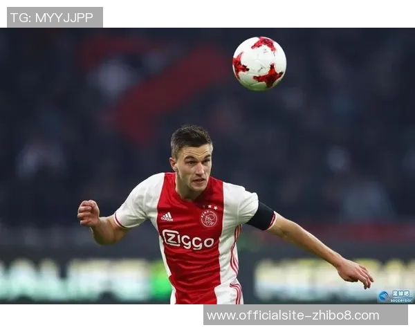 哈维西蒙斯的崛起之路：从青年才俊到足球界新星的传奇故事