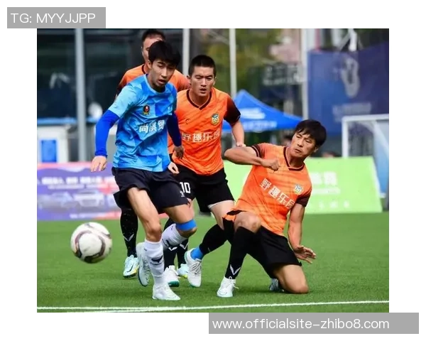 大连人对决重庆人激战正酣双方全力争胜展现足球激情与团队精神